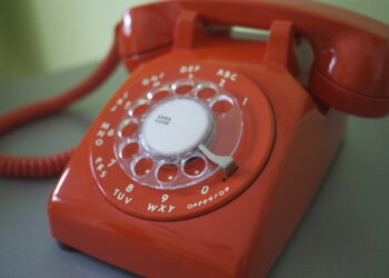 Rode telefoon met draaischijf